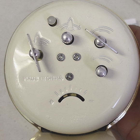 Vintage Old Windup Clock - Picture 3 of 4